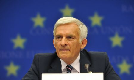  President of the European Parliament Jerzy Buzek attends a press conference during the European Union (EU) Summit in Brussels, capital of Belgium, Oct. 29, 2009. Leaders of 27 EU member states met here on Thursday for a two-day summit to discuss about climate financing, EU institutional and economic issues. (Xinhua/Wu Wei)