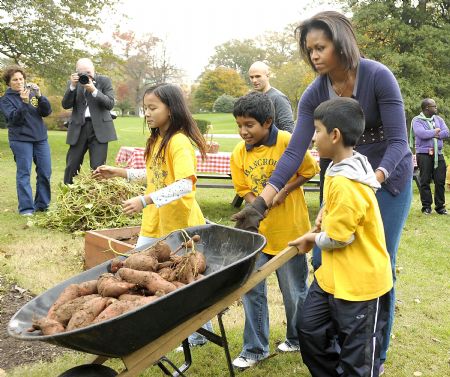 U.S. first lady Michelle Obama hosts the Fall Harvest of the White House Garden with students from Bancroft Elementary School on the South Lawn of the White House in Washington, October 29, 2009. (Xinhua/Zhang Yan)