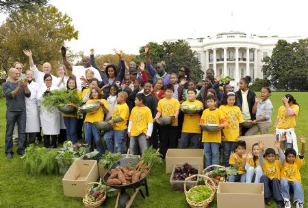 U.S. first lady Michelle Obama, students invited to attend the harvesting and White House gardeners and chefs celebrate during the Fall Harvest of the White House Garden on the South Lawn of the White House in Washington, October 29, 2009. Michelle Obama here on Thursday hosted the Fall Harvest of the White House vegetable garden, sharing happiness of the bumper harvest with some elementary school students. (Xinhua/Zhang Yan)