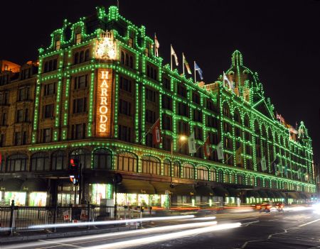 Vehicles drive past the Harrods retail store in London October 29, 2009. The world-famous department store's 11 500 white light bulbs have been changed to green bulbs for this year's Christmas lights display.(Xinhua/Reuters Photo)