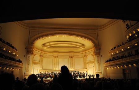 Audience applaud after China's world acclaimed pianist Lang Lang's performance at Carnegie Hall in New York, the U.S., Oct. 28, 2009.(Xinhua/Gu Xinrong)