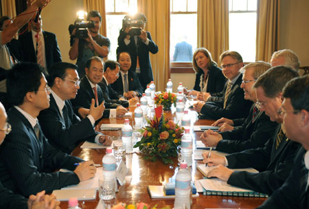 Visiting Chinese Vice Premier Li Keqiang met here Friday with Australian Prime Minister Kevin Rudd to discuss the development of relations between their two countries and issues of common concern.