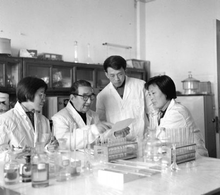 File photo shows Bei Shizhang (2nd L) analysing experience reports with other researchers. Bei Shizhang, founder of China's biophysics and exobiology sciences, passed away in Beijing on Oct. 29, 2009. Bei, considered as the 'Father of Biophysics' in China, was born in Oct. 10, 1903, at Zhenhai county of east China's Zhejiang Province. He is the founder, the first chief director and current honorary director of Biophysics Institute of Chinese Academy of Sciences. (Xinhua) 