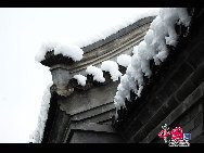 A heavy snow transformed Beijing into a winter wonderland on Oct 31, giving late-night Halloween goers an extra spook. It is the earliest first snow in Beijing in 22 years. [Photo by Jia Liang]