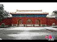 A heavy snow transformed Beijing into a winter wonderland on Oct 31, giving late-night Halloween goers an extra spook. It is the earliest first snow in Beijing in 22 years. [Photo by Jia Liang]