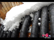 A heavy snow transformed Beijing into a winter wonderland on Oct 31, giving late-night Halloween goers an extra spook. It is the earliest first snow in Beijing in 22 years. [Photo by Jia Liang]