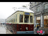 A heavy snow transformed Beijing into a winter wonderland on Oct 31, giving late-night Halloween goers an extra spook. It is the earliest first snow in Beijing in 22 years. [Photo by Jia Liang]