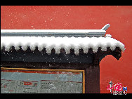 A heavy snow transformed Beijing into a winter wonderland on Oct 31, giving late-night Halloween goers an extra spook. It is the earliest first snow in Beijing in 22 years. [Photo by Jia Liang]