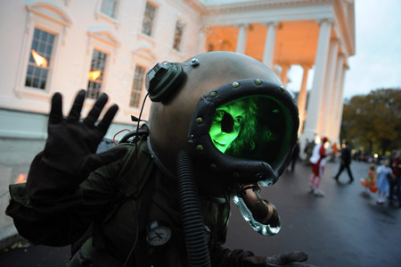 Performers greet local school children as they arrive for a Halloween reception by U.S. President Barack Obama and his family at the White House in Washington, October 31, 2009. (Xinhua/Reuters Photo)