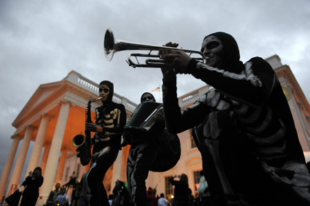 Performers greet local school children as they arrive for a Halloween reception by U.S. President Barack Obama and his family at the White House in Washington, October 31, 2009. (Xinhua/Reuters Photo)