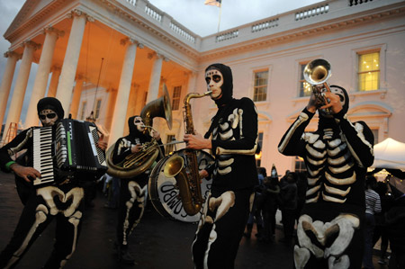 Performers greet local school children as they arrive for a Halloween reception by U.S. President Barack Obama and his family at the White House in Washington, October 31, 2009. (Xinhua/Reuters Photo)