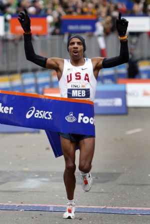 Meb Keflezighi from the United States raises his hands after crossing the finish line winning the men's division of the 2009 New York City Marathon November 1, 2009.(Xinhua/Reuters Photo)