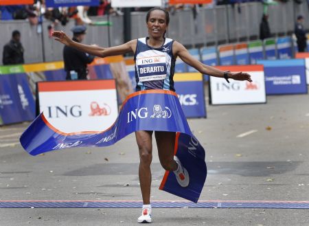 Derartu Tulu from Ethiopia crosses the finish line to win the Women's division of the 2009 New York City Marathon November 1, 2009.(Xinhua/Reuters Photo)