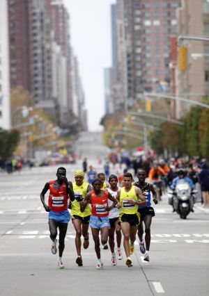 Runners in the lead pack run up 1st Avenue, including Meb Keflezighi (3rd R) who went on to win the 2009 New York City Marathon, November 1, 2009.(Xinhua/Reuters Photo)