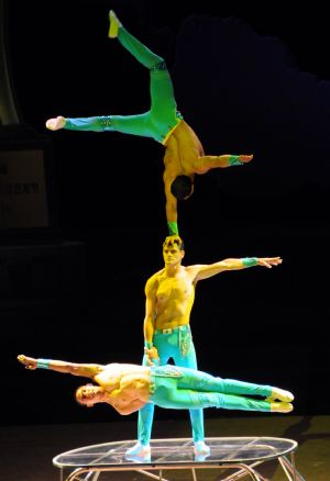 Acrobats from Colombia and Mexico perform at the 12th China Wuqiao International Circus Festival in Shijiazhuang, capital of north China's Hebei Province, Nov. 2, 2009. The 12th China Wuqiao International Circus Festival is holding in Shijiazhuang and Cangzhou cities in Hebei from Oct. 31 to Nov. 13. More than 200 acrobats from 22 countries and regions will give nearly 30 performances. (Xinhua/Gong Zhihong)