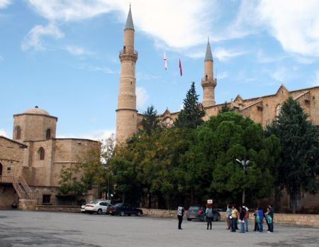 Greek and Turkish Cypriot students visit a mosque in Nicosia, capital of Cyprus, Nov. 1, 2009.(Xinhua/Wang Qiang)