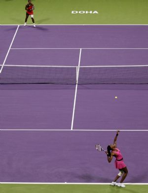 A general view of centre court shows Venus Williams of the U.S. in action against her sister Serena Williams during their WTA Tour Championships final tennis match in Doha November 1, 2009.(Xinhua/Reuters Photo)