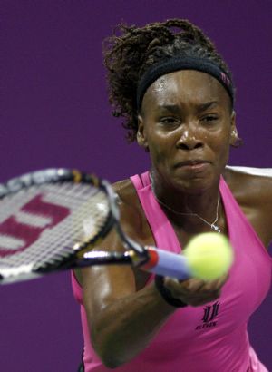 Venus Williams of the U.S. hits a return to her sister Serena Williams during their WTA Tour Championships final tennis match in Doha November 1, 2009.(Xinhua/Reuters Photo)