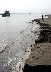 Acid ship 'sinks in China's Yangtze'[msn.com]