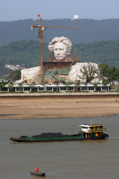This photo, taken on November 2, shows a giant statue of Chairman Mao Zedong under construction in Changsha, the capital of South China's Hunan Province. When complete, the sculpture, which is 32 meters in height and covers an area of 2300 square meters, will be the largest statue of Mao Zedong in China. The pedestal of the sculpture, 15 meters high, 83 meters long and 41 meters in width, will house a Mao Zedong Memorial Hall and exhibition room. [CFP]