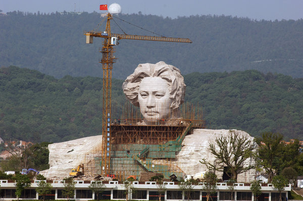 This photo, taken on November 2, shows a giant statue of Chairman Mao Zedong under construction in Changsha, the capital of South China's Hunan Province. When complete, the sculpture, which is 32 meters in height and covers an area of 2300 square meters, will be the largest statue of Mao Zedong in China. The pedestal of the sculpture, 15 meters high, 83 meters long and 41 meters in width, will house a Mao Zedong Memorial Hall and exhibition room. [CFP]