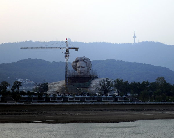 This photo, taken on November 2, shows a giant statue of Chairman Mao Zedong under construction in Changsha, the capital of South China's Hunan Province. When complete, the sculpture, which is 32 meters in height and covers an area of 2300 square meters, will be the largest statue of Mao Zedong in China. The pedestal of the sculpture, 15 meters high, 83 meters long and 41 meters in width, will house a Mao Zedong Memorial Hall and exhibition room. [CFP]