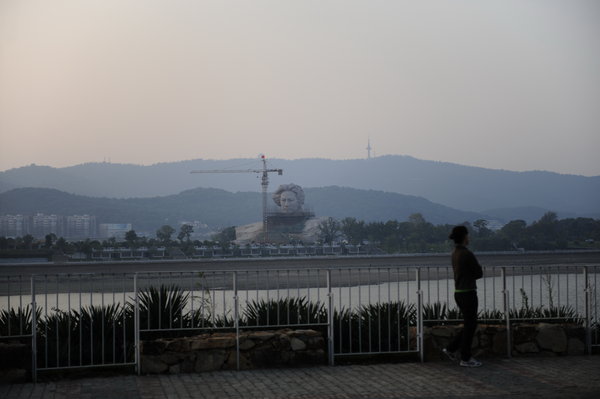 This photo, taken on November 2, shows a giant statue of Chairman Mao Zedong under construction in Changsha, the capital of South China's Hunan Province. When complete, the sculpture, which is 32 meters in height and covers an area of 2300 square meters, will be the largest statue of Mao Zedong in China. The pedestal of the sculpture, 15 meters high, 83 meters long and 41 meters in width, will house a Mao Zedong Memorial Hall and exhibition room. [CFP]