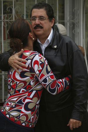 Honduras' ousted President Manuel Zelaya embraces his wife Xiomara Castro during a mass inside the Brazilian embassy in Tegucigalpa, November 1, 2009. (Xinhua/Reuters Photo)