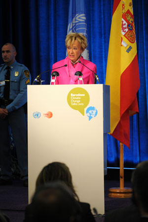 Maria Teresa Fernandez de la Vega, First Deputy Prime Minister of Spain, addresses the latest round of UN climate change talks in Barcelona, Spain, Nov. 2, 2009. [Xinhua]