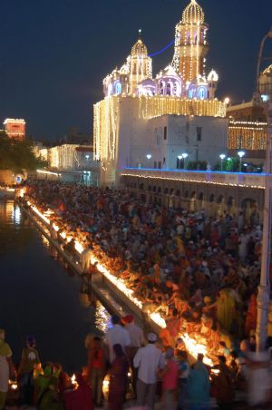 Devotees sit near the Golden Temple on the occasion of 541st birth anniversary of first Sikh Master Guru Nanak Devji in Amritsar, the holy place for Sikh, on Nov. 2, 2009. (Xinhua/Stringer) 