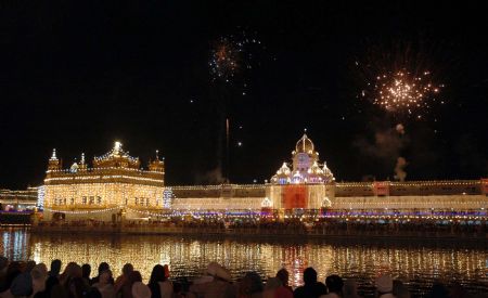 Fireworks are exploded over the Golden Temple on the occasion of 541st birth anniversary of first Sikh Master Guru Nanak Devji in Amritsar, the holy place for Sikh, on Nov. 2, 2009. (Xinhua/Stringer)