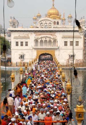 Thousands of devotees pay obeisance at the Golden Temple on the occasion of 541st birth anniversary of first Sikh Master Guru Nanak Devji, in Amritsar, the holy place for Sikh on Nov. 2, 2009. (Xinhua/Stringer)