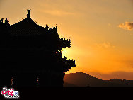 Chengde is a prefecture-level city in Hebei province,China, situated northeast of Beijing. It is best known as the site of the Mountain Resort, a vast imperial garden formerly used by the emperors of the Qing Dynasty. The urban center has around 450,000 people as of 2009. [Photo by Jia Yunlong]