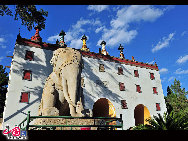 Chengde is a prefecture-level city in Hebei province,China, situated northeast of Beijing. It is best known as the site of the Mountain Resort, a vast imperial garden formerly used by the emperors of the Qing Dynasty. The urban center has around 450,000 people as of 2009. [Photo by Jia Yunlong]