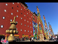 Chengde is a prefecture-level city in Hebei province,China, situated northeast of Beijing. It is best known as the site of the Mountain Resort, a vast imperial garden formerly used by the emperors of the Qing Dynasty. The urban center has around 450,000 people as of 2009. [Photo by Jia Yunlong]