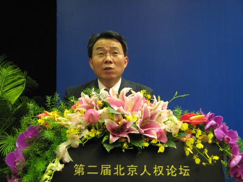 Dong Yuhu, vice president and secretary-general of the China Society for Human Rights Studies, addresses the closing ceremony of the second Beijing Forum on Human Rights. The forum concluded on November 3, 2009.]