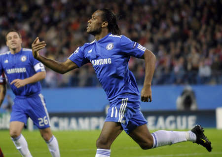 Chelsea's Didier Drogba celebrates his first goal during their Champions League soccer match against Atletico Madrid at the Vicente Calderon stadium in Madrid, November 3, 2009. (Xinhua/Reuters Photo) 