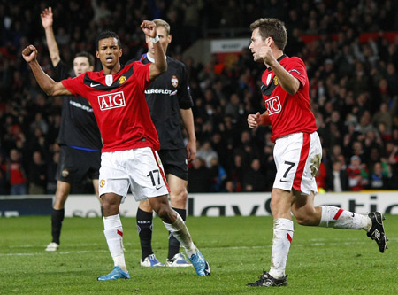 Manchester United's Michael Owen (R) celebrates his goal against CSKA Moscow's with Nani during their Champions League soccer match at Old Trafford in Manchester, northern England, November 3, 2009. (Xinhua/Reuters Photo) 