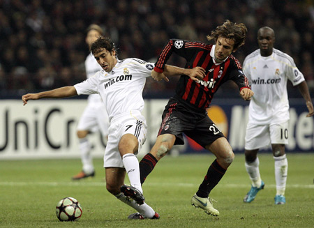 AC Milan's Andrea Pirlo (R) fights for the ball with Real Madrid's Raul during their Champions League soccer match at the San Siro stadium in Milan November 3, 2009.(Xinhua/Reuters Photo) 