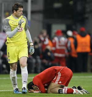 Bayern Munich's Luca Toni (R) reacts next to Girondins Bordeaux's goalkeeper Cedric Carrasso during the Champions League Group A soccer match in Munich November 3, 2009. (Xinhua/Reuters Photo) 