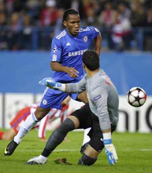 Chelsea's Didier Drogba gets past Atletico Madrid's goalkeeper Sergio Asenjo to score his second goal during their Champions League soccer match against Atletico Madrid at the Vicente Calderon stadium in Madrid, November 3, 2009. (Xinhua/Reuters Photo) 