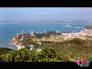 Dongshan Island is anatural wonderland located in the Sortheast of China,Fujian Province. It is under the Dongshan County's jurisdicton and is the second largest island of Fujian Province.Dongshan Island is 210 miles from Hong Kong, 70 and 110 miles from Xiamen and Taiwam respectively. Its total area is 194 square miles and its average temperature in January is 13.1 and 27.3 in july.[Photo by Jian Ximei]