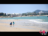 Dongshan Island is anatural wonderland located in the Sortheast of China,Fujian Province. It is under the Dongshan County's jurisdicton and is the second largest island of Fujian Province.Dongshan Island is 210 miles from Hong Kong, 70 and 110 miles from Xiamen and Taiwam respectively. Its total area is 194 square miles and its average temperature in January is 13.1 and 27.3 in july.[Photo by Jian Ximei]