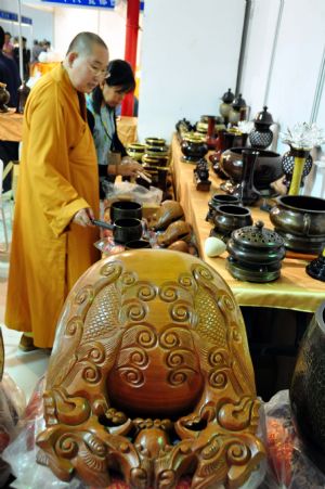 Visitors look at articles on the Buddhism Expo held in Putian, southeast China's Fujian Province, Nov. 2, 2009. The four-day-long China Putian Buddhism Expo kicked off here on Monday with nearly 10,000 exhibits on shown. (Xinhua/ Lin Jianbing)(ly) 