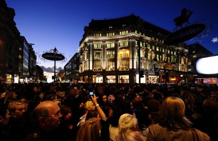 People gather at the intersection of the Oxford Street, the Regent Street waiting for Christmas lights switched on in London, capital of Britain, on Nov. 3, 2009. The annual Christmas Lights Switch-on ceremonies were held on the Oxford Street, the Regent Street and the City of London on Tuesday evening, marking the launch of this year's Christmas shopping season. (Xinhua/Zeng Yi)