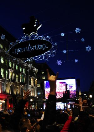 People gather at the intersection of the Oxford Street, the Regent Street waiting for Christmas lights switched on in London, capital of Britain, on Nov. 3, 2009. The annual Christmas Lights Switch-on ceremonies were held on the Oxford Street, the Regent Street and the City of London on Tuesday evening, marking the launch of this year's Christmas shopping season. (Xinhua/Zeng Yi)