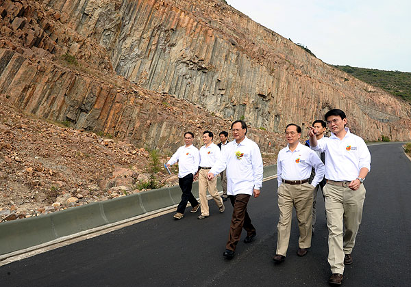 Secretary for the Environment Edward Yau (right) accompanies Chief Executive Donald Tsang (second right) on a tour of the geopark.[news.gov.hk]