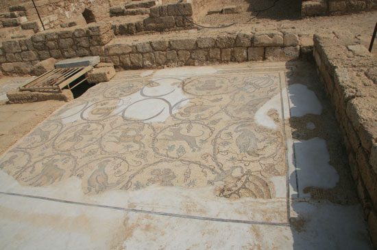 Beautiful mosaic floor in an ancient bathhouse in Caesarea [Pang Li/China.org.cn]