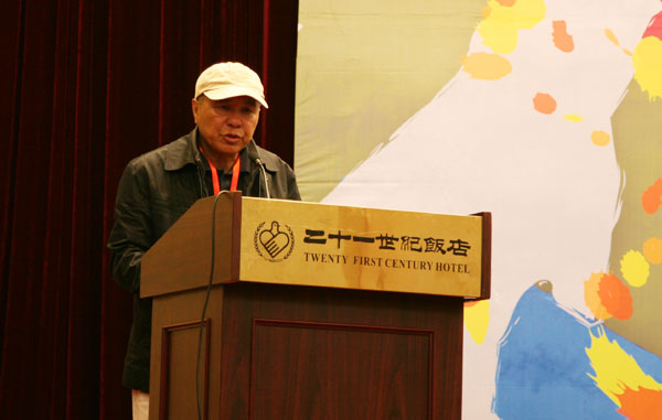  Veteran Taiwan filmmaker Hou Hsiao-Hsien speaks during the 4th annual Chinese Young Generation Film Forum in Beijing on November 2, 2009.