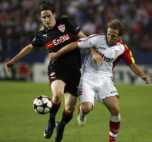 Sebastian Rudy (L) of VfB Stuttgart is challenged by Diego Capel of Sevilla during their Champions League soccer match in Seville Nov. 4, 2009.(Xinhua/Reuters Photo) 